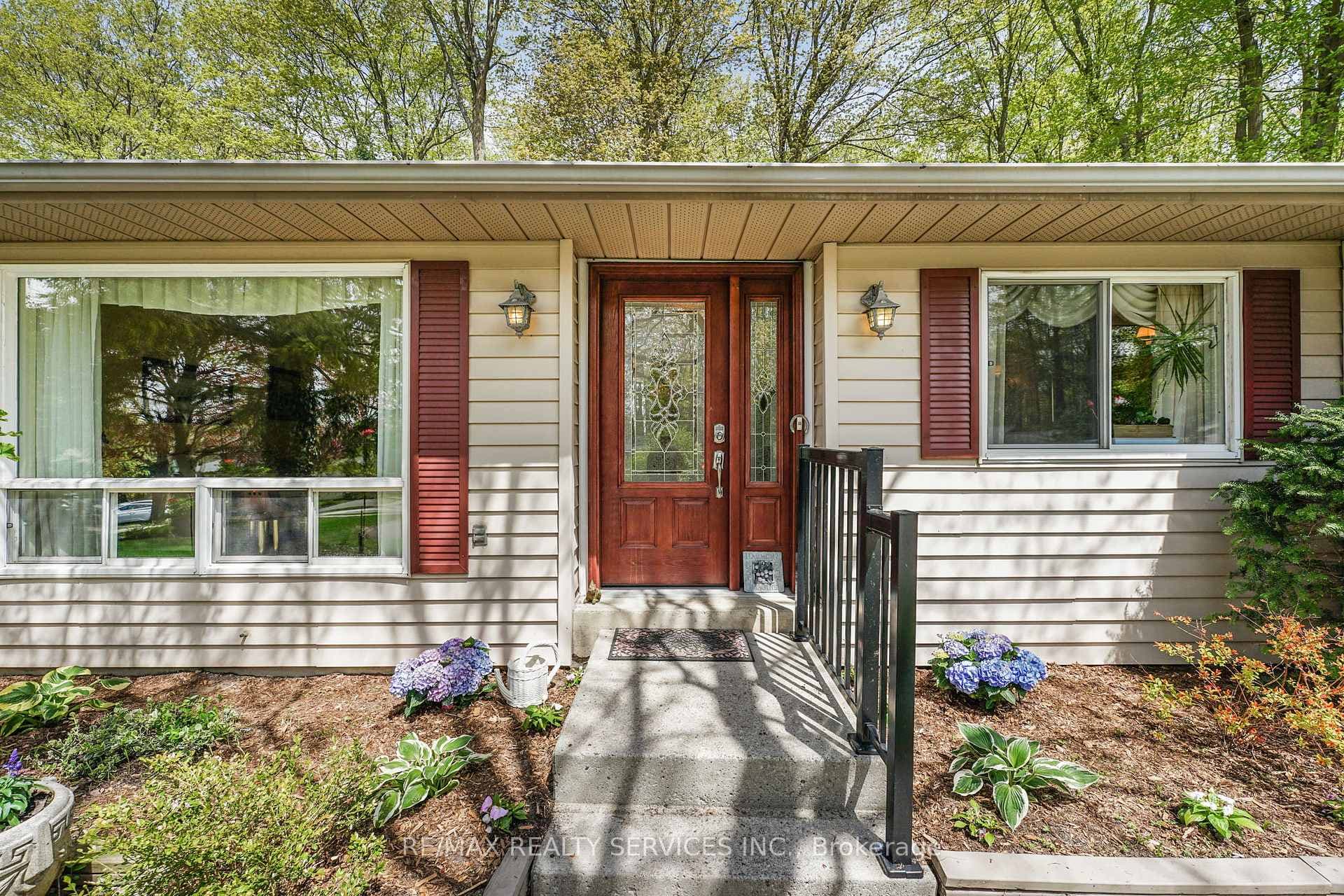 12 Pinetree Court photo 3