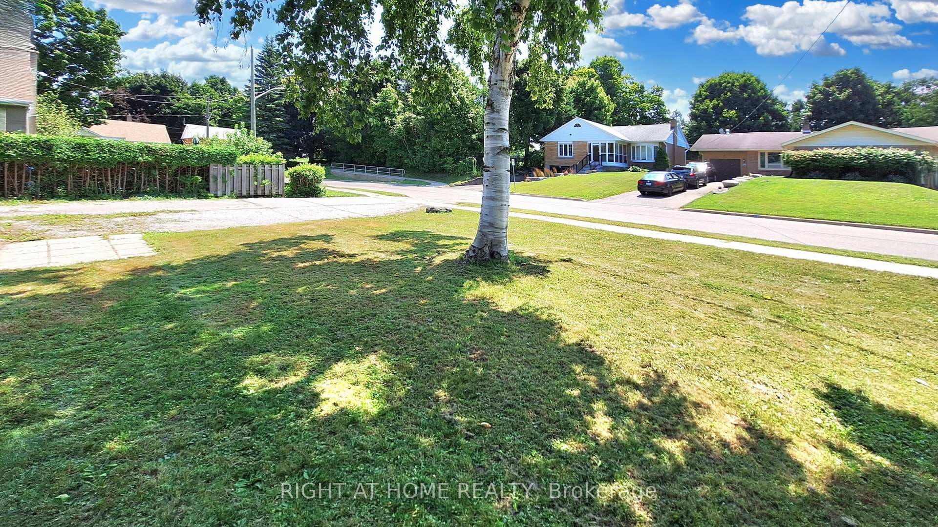 251 Kathryn Crescent photo 34