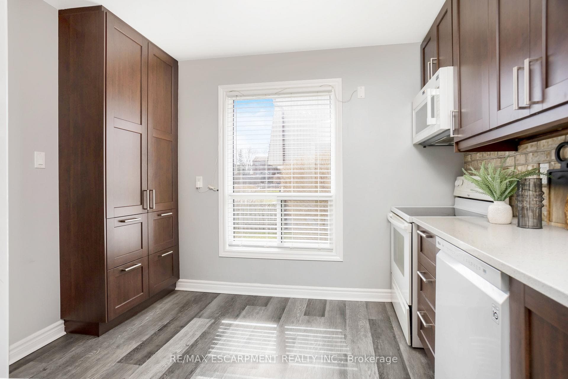 165 Kingham Road photo 8