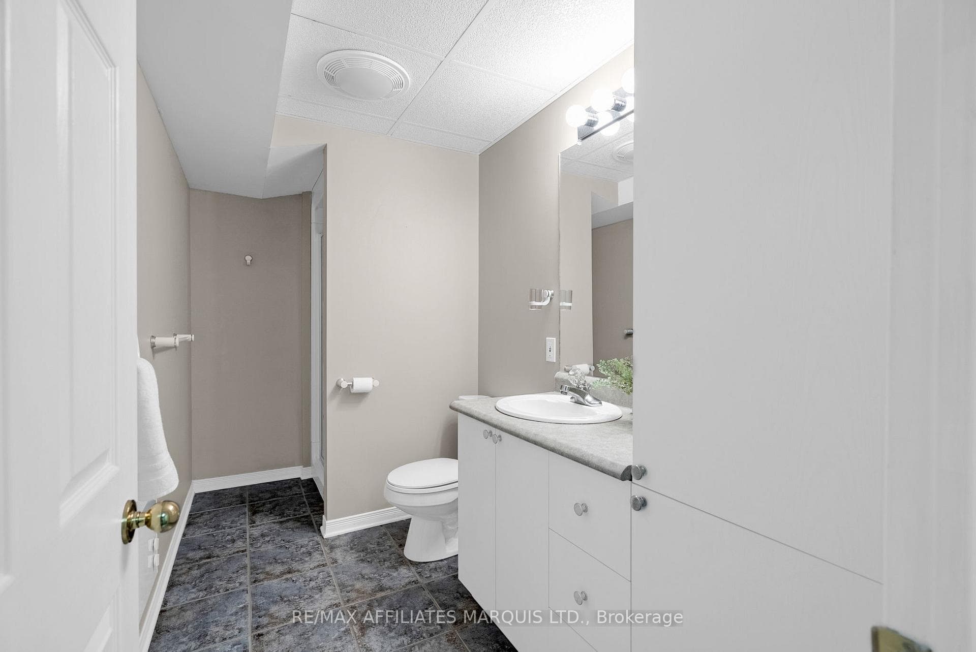 831 Chelsea Crescent photo 33