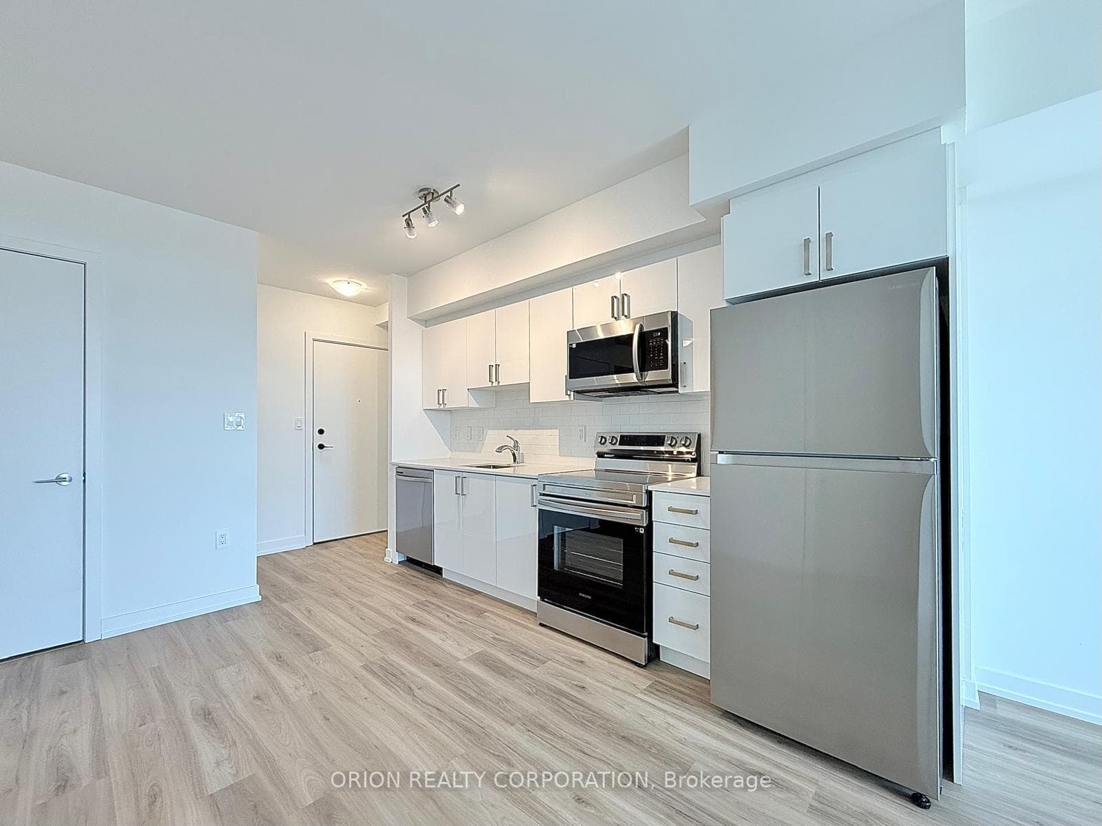 556 Marlee Avenue Unit 614 photo 6