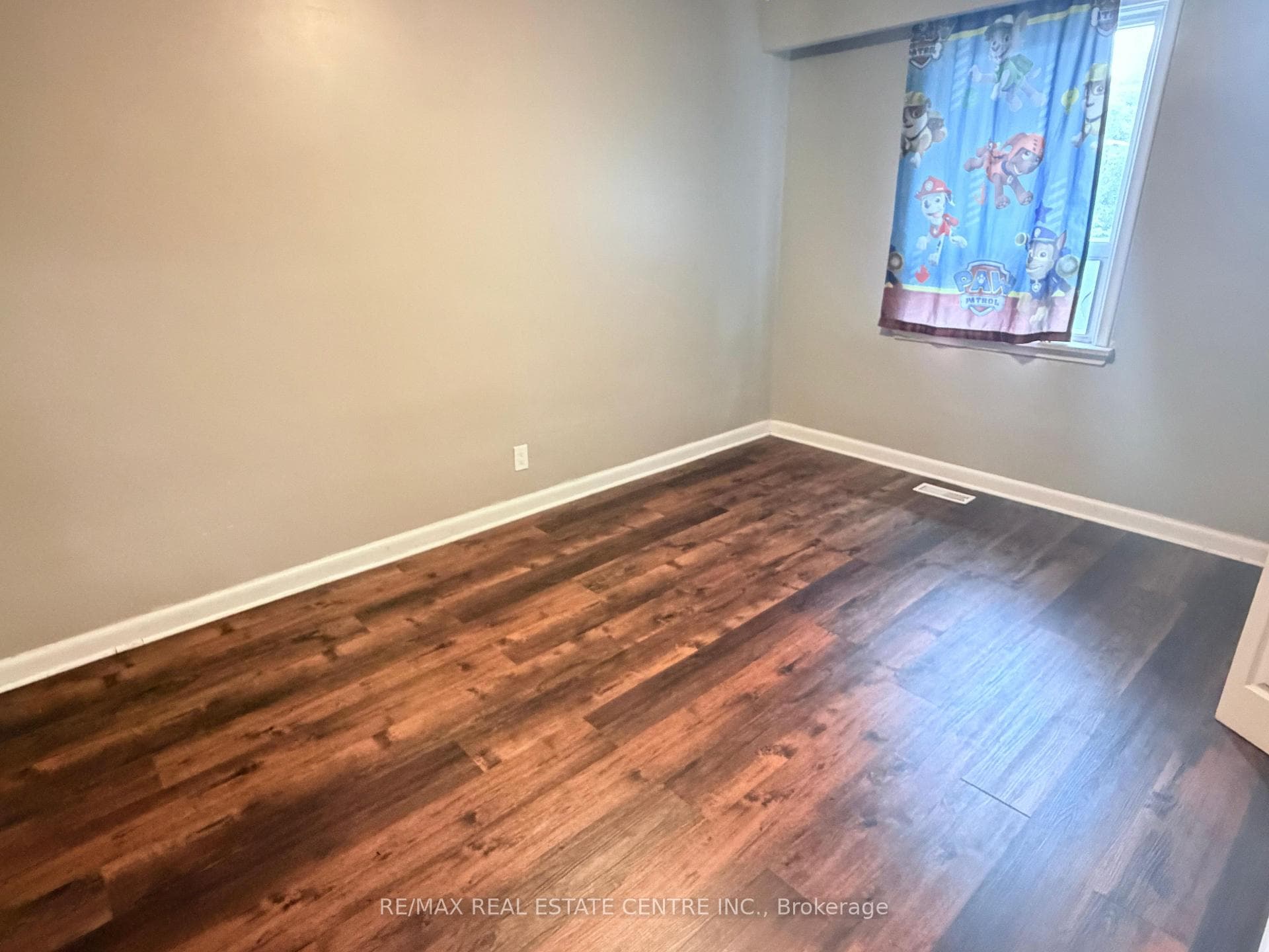 52 Sharbot Avenue photo 2