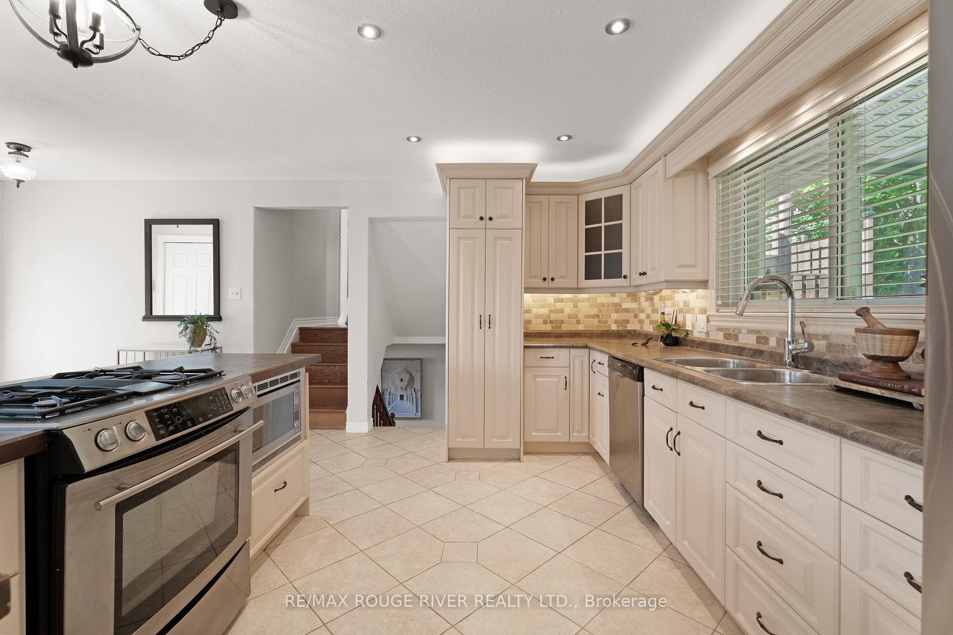 468 Victoria Street photo 12