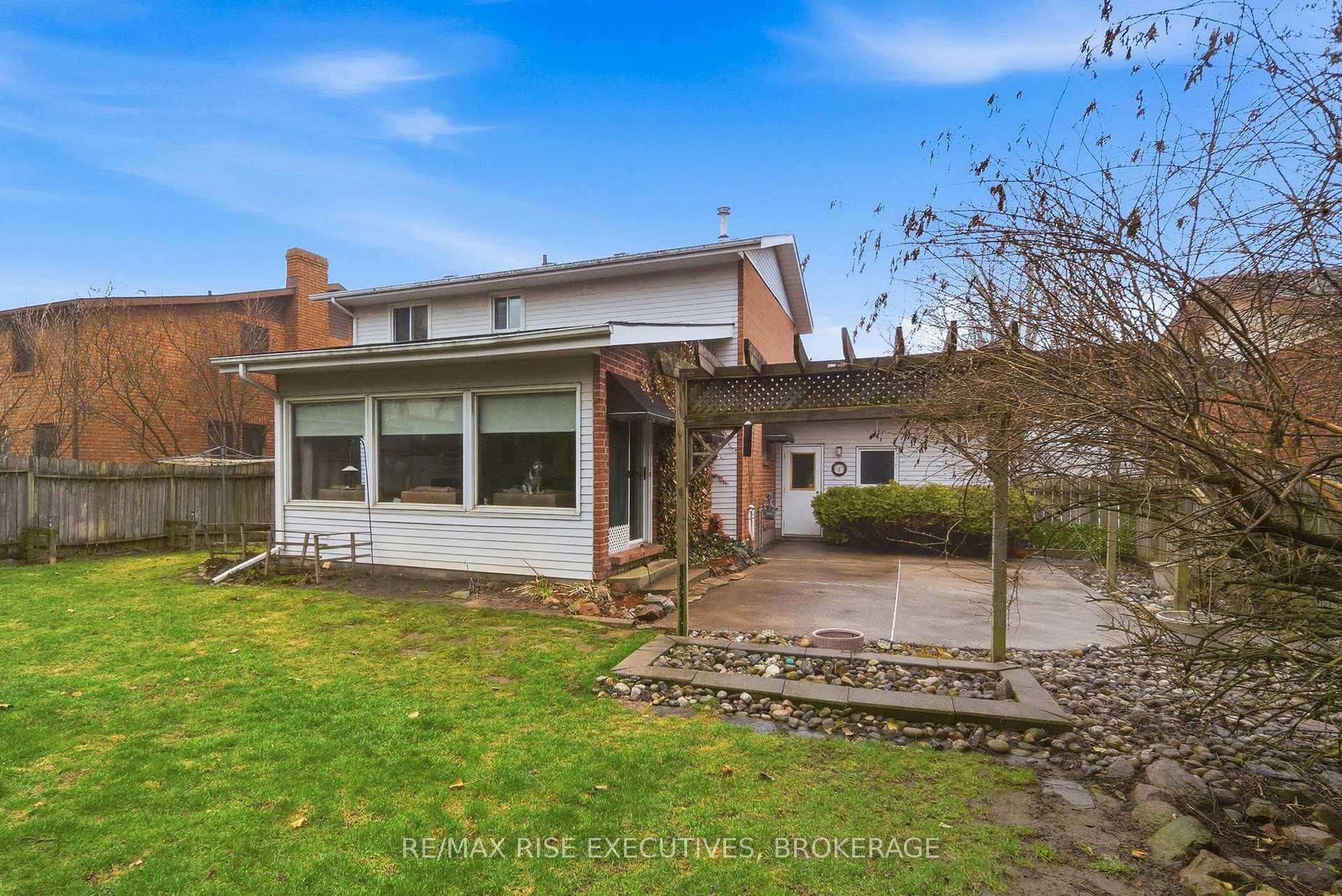 127 Nicholson Crescent photo 37