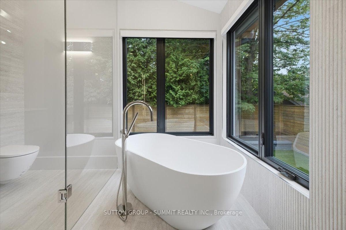 160 Allan Street photo 21