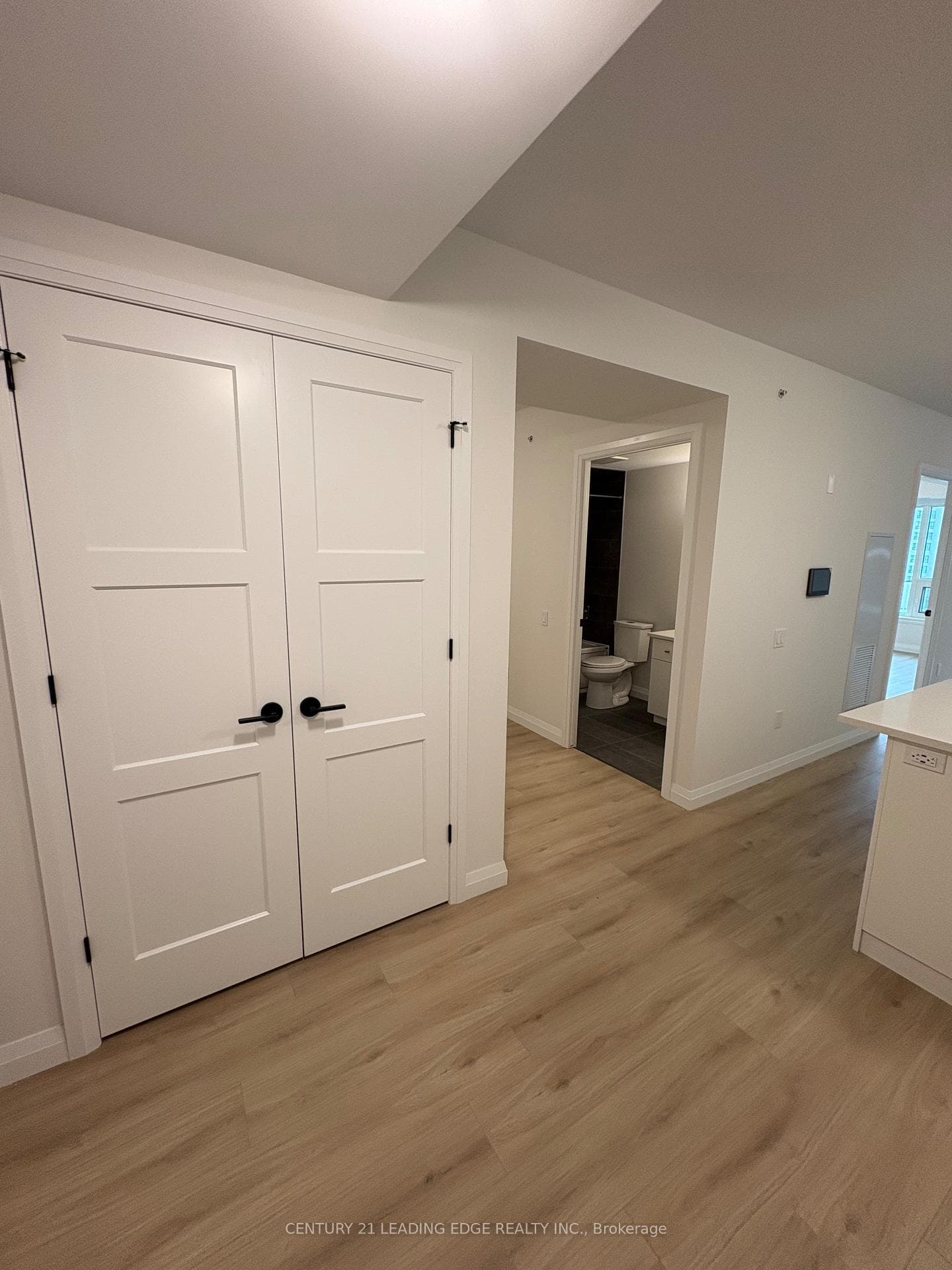 93 Arthur Street Unit 809 photo 4