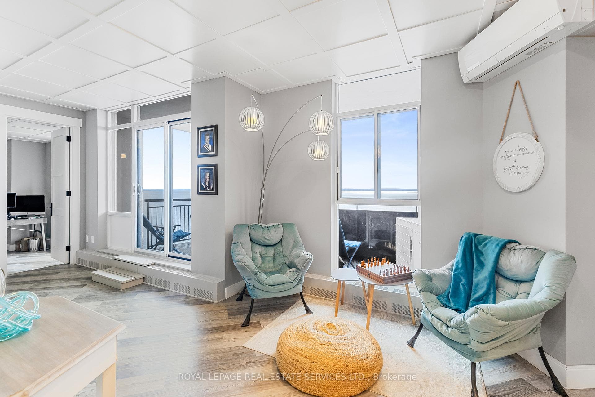 Sitting nook/Breakfast area