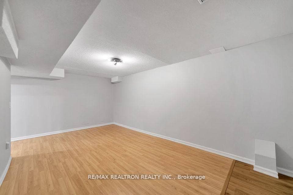 28 Hartwell Way Unit 2 Bed Basement photo 4