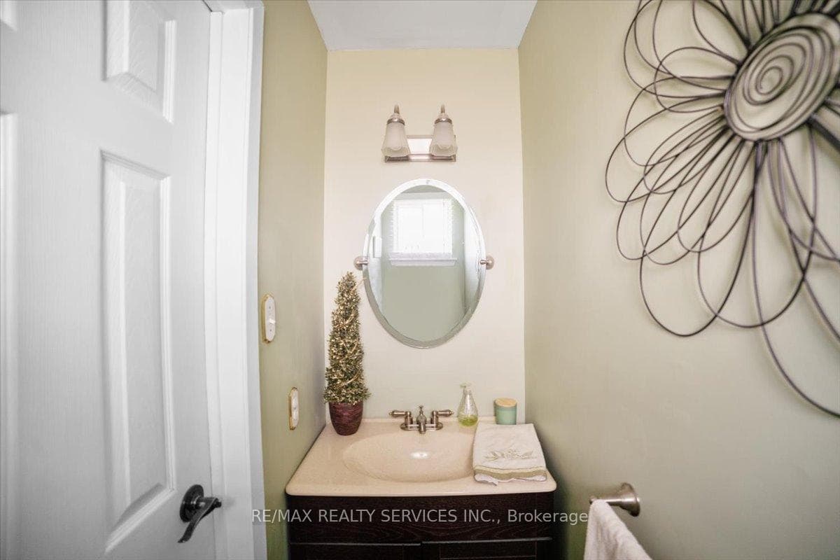 64 Mayfair Crescent photo 33