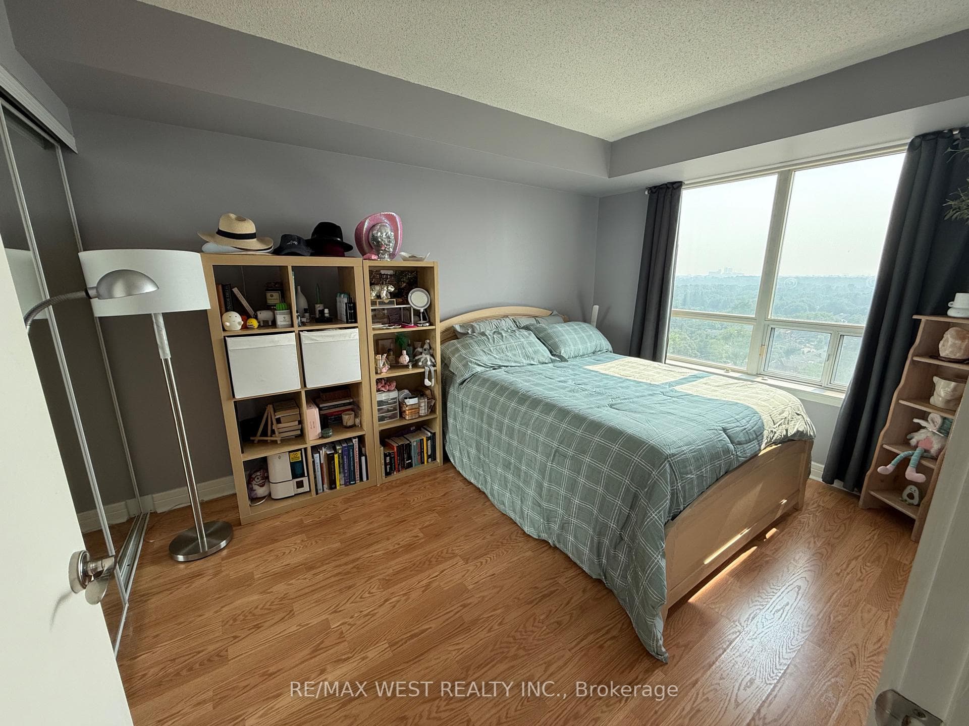 18 Harrison Garden Boulevard Unit 1511 photo 4