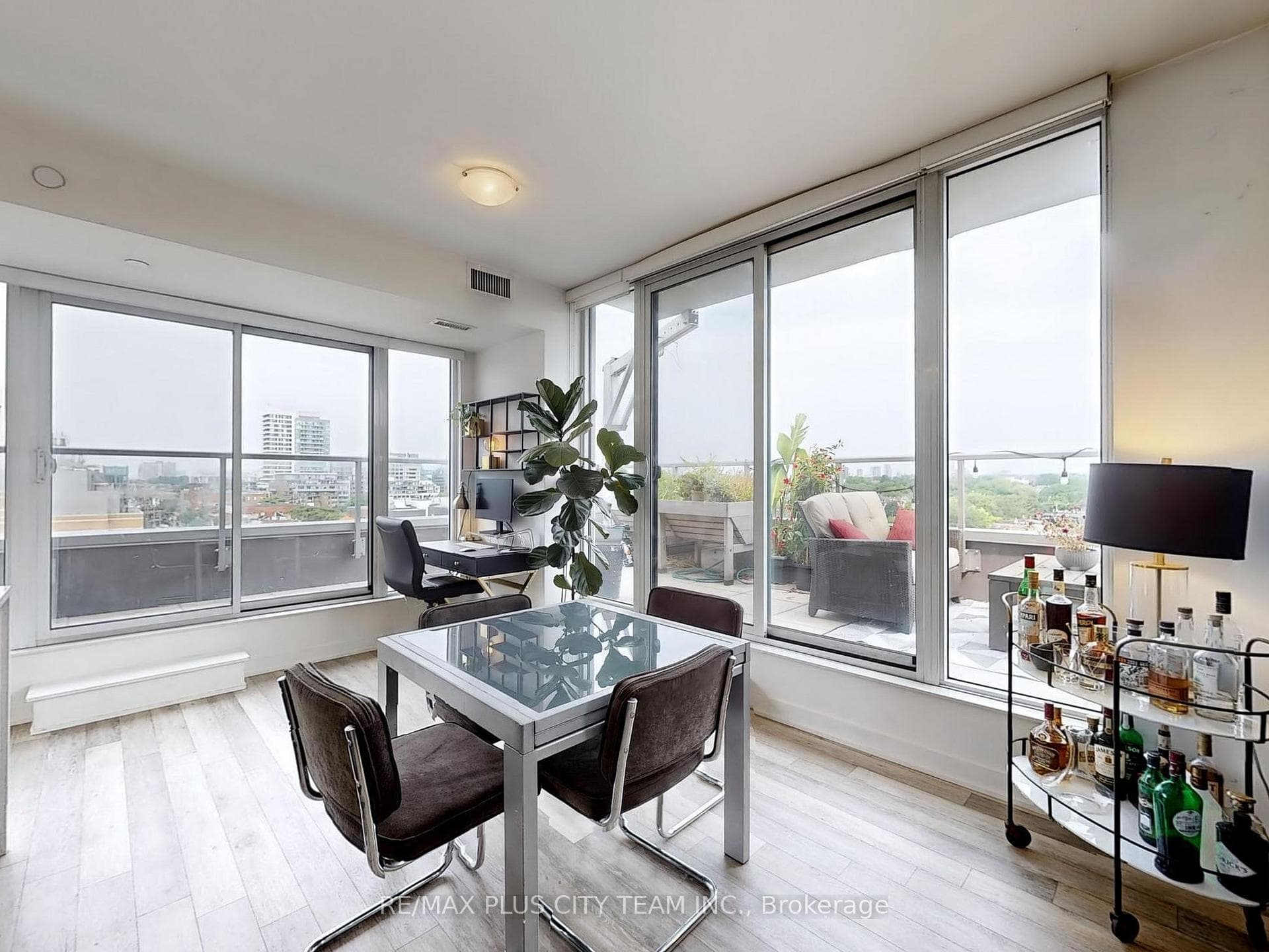 106 Dovercourt Road Unit 807 photo 15