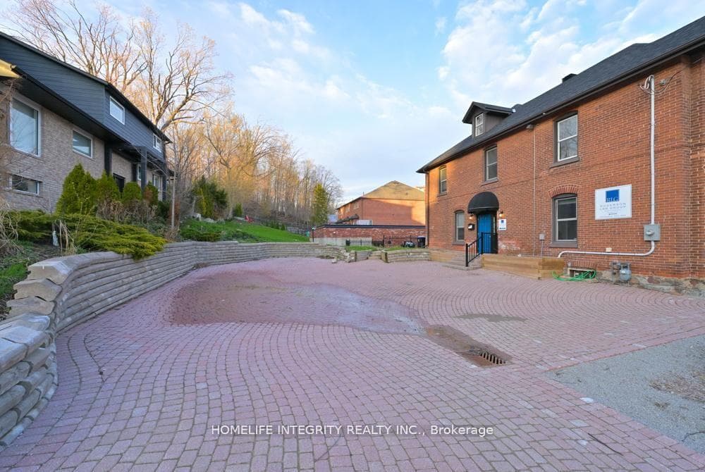 25 BERCZY Street photo 3