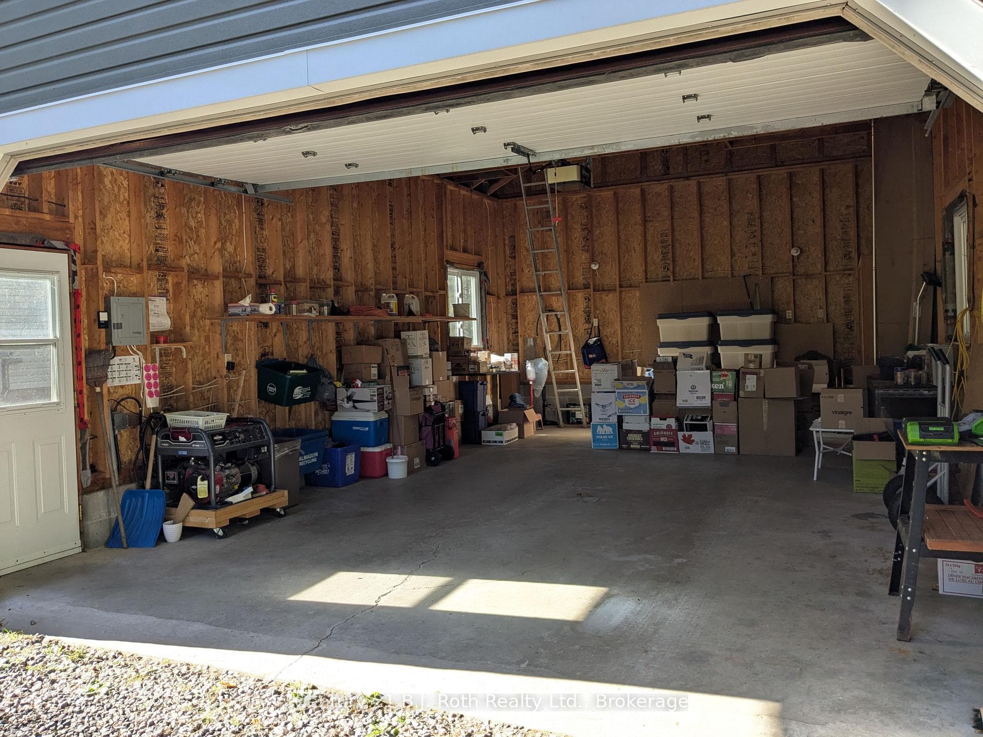 Spacious Double 30x20' Garage