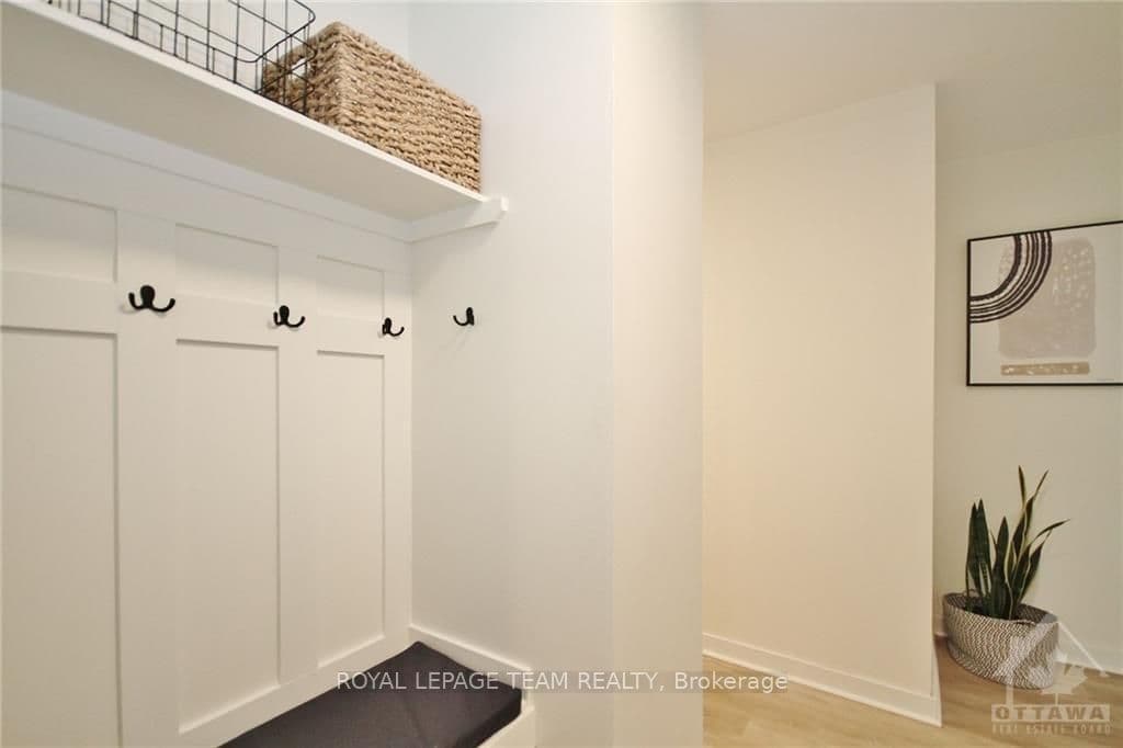 212 VIEWMOUNT Drive Unit 105 photo 4
