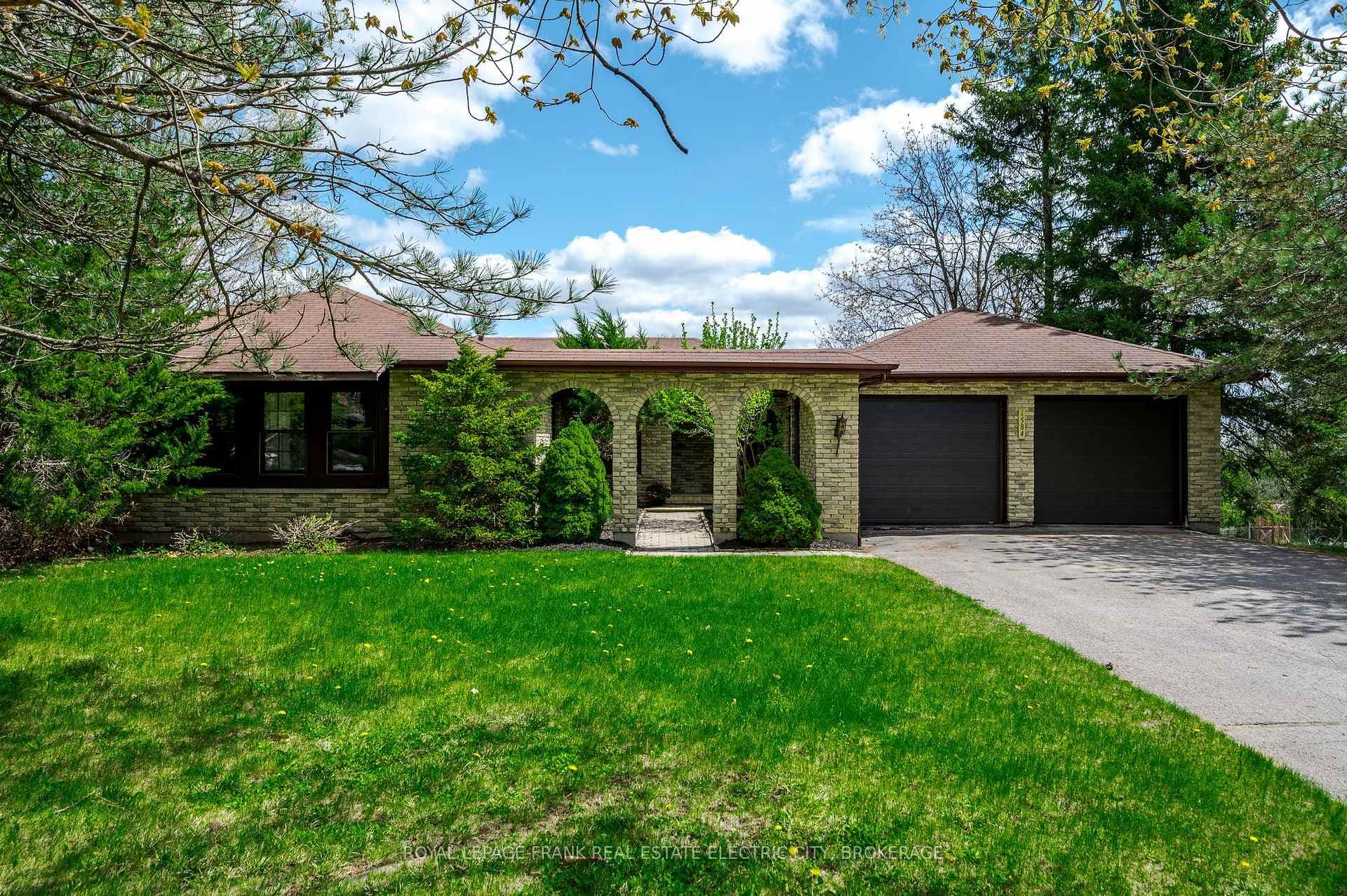 1584 Champlain Drive photo 2