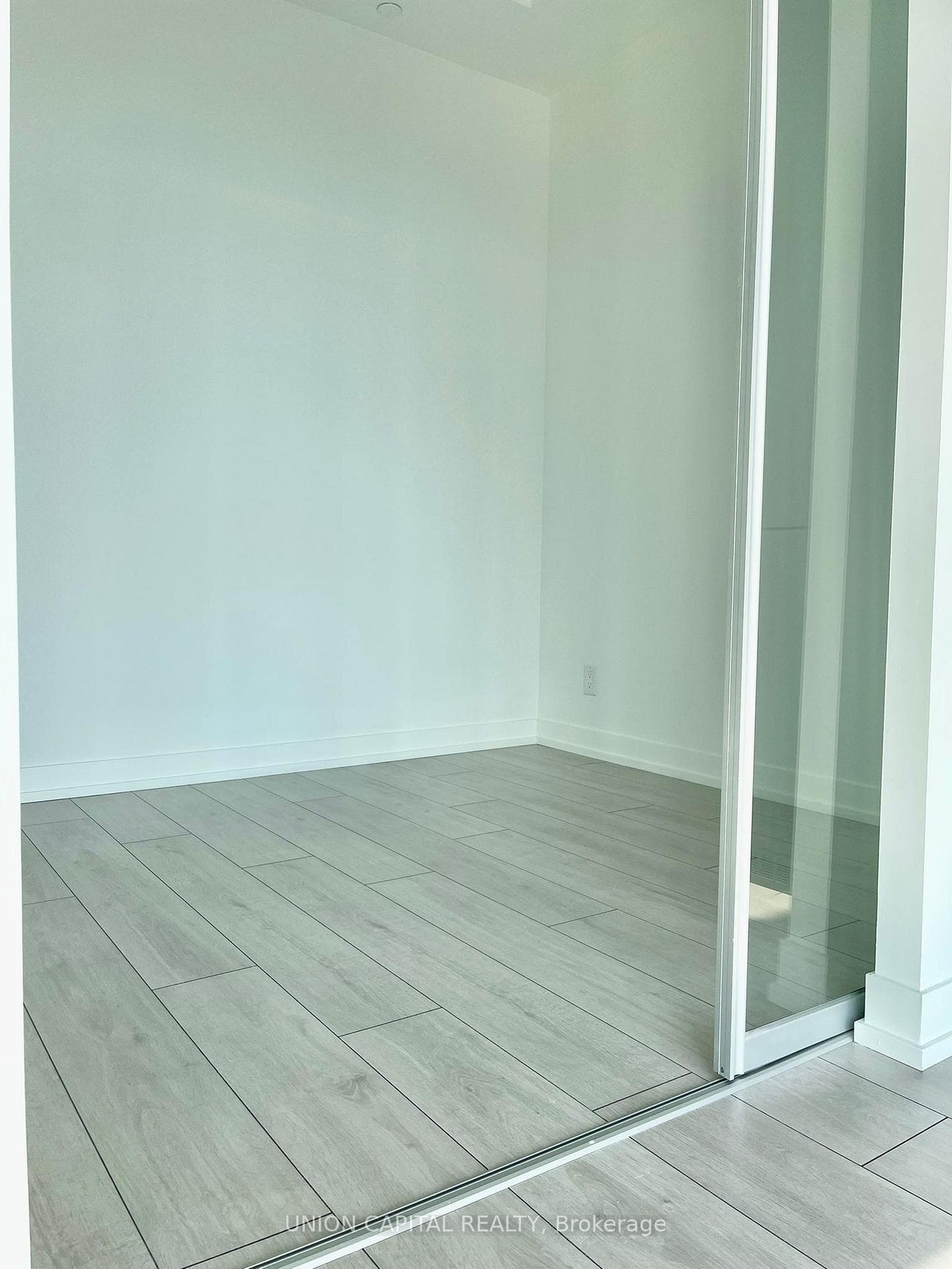270 Dufferin Street Unit 906 photo 12