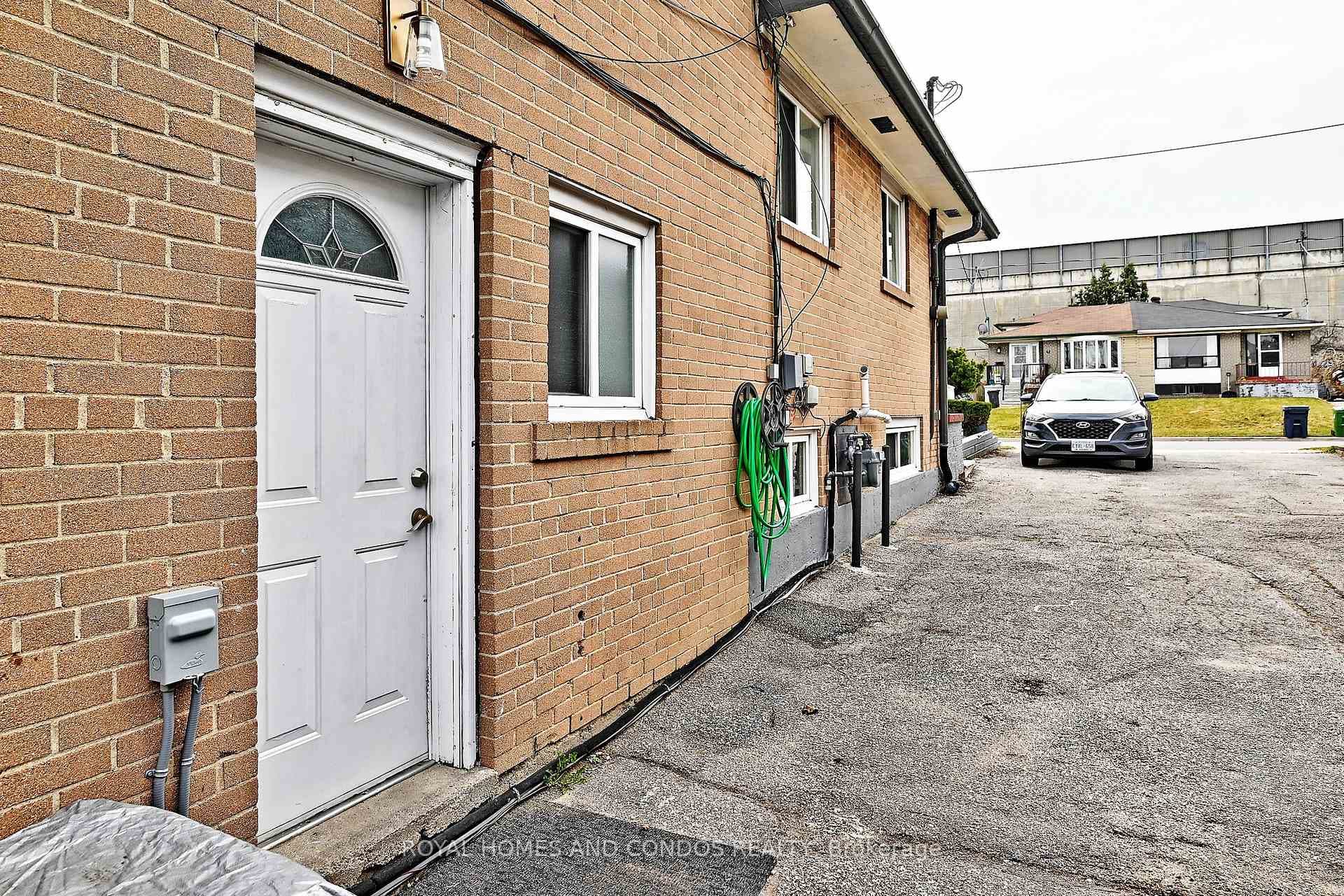 40 Pender Crescent Unit Lower photo 4