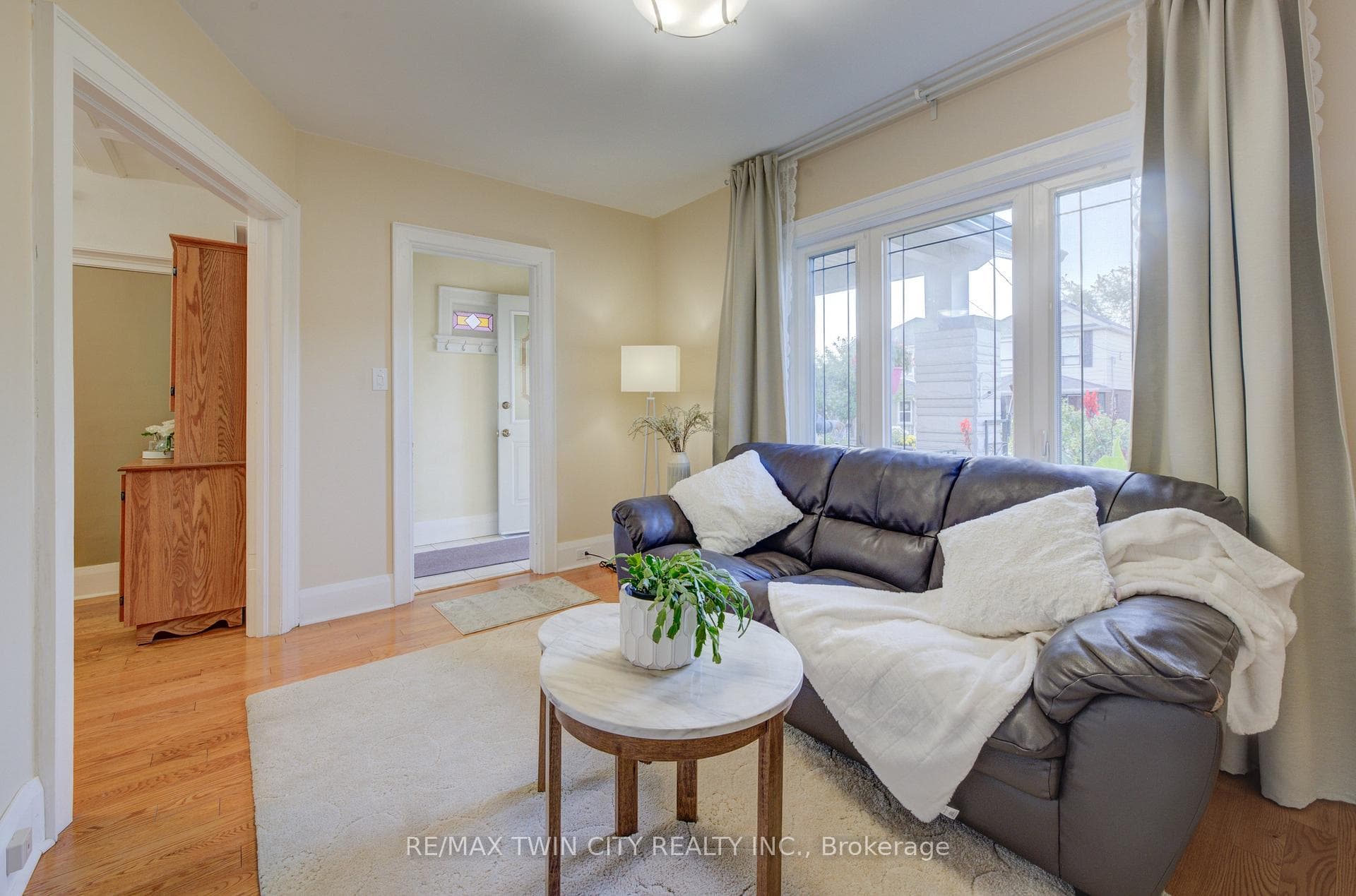 202 Queensdale Avenue photo 5