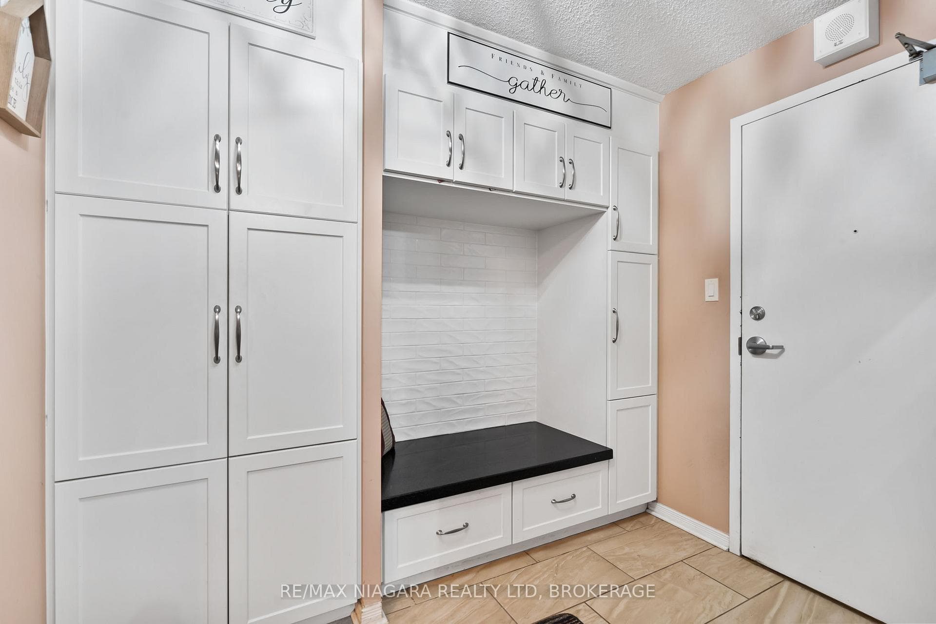 7 Gale Crescent Unit B5 photo 2
