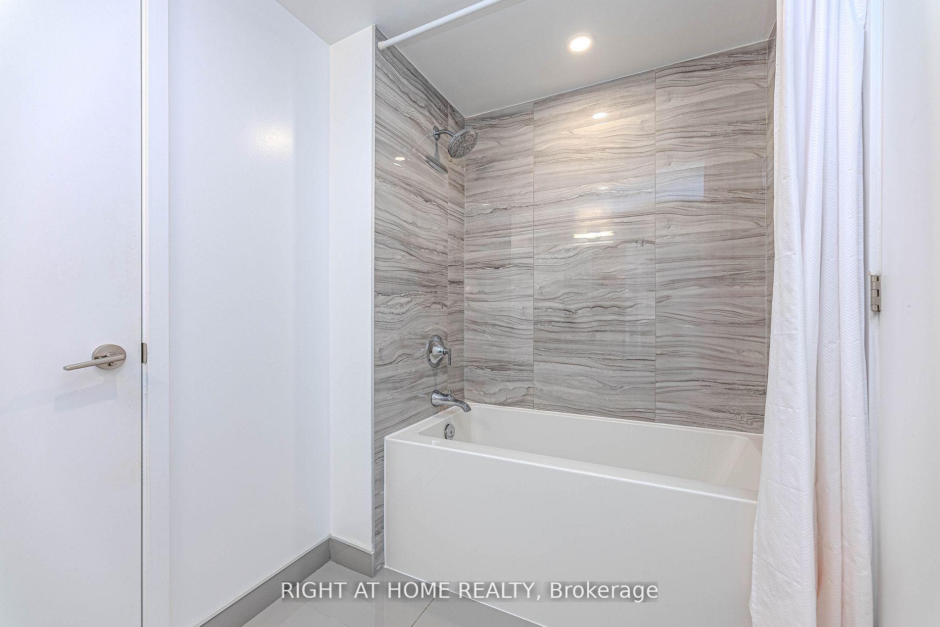 39 Roehampton Avenue Unit 1301 photo 13