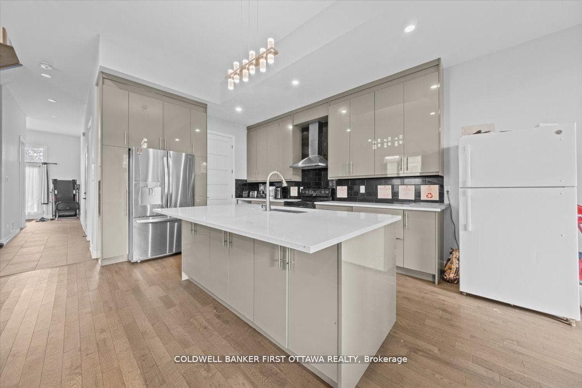 560 QUEEN MARY Street photo 7