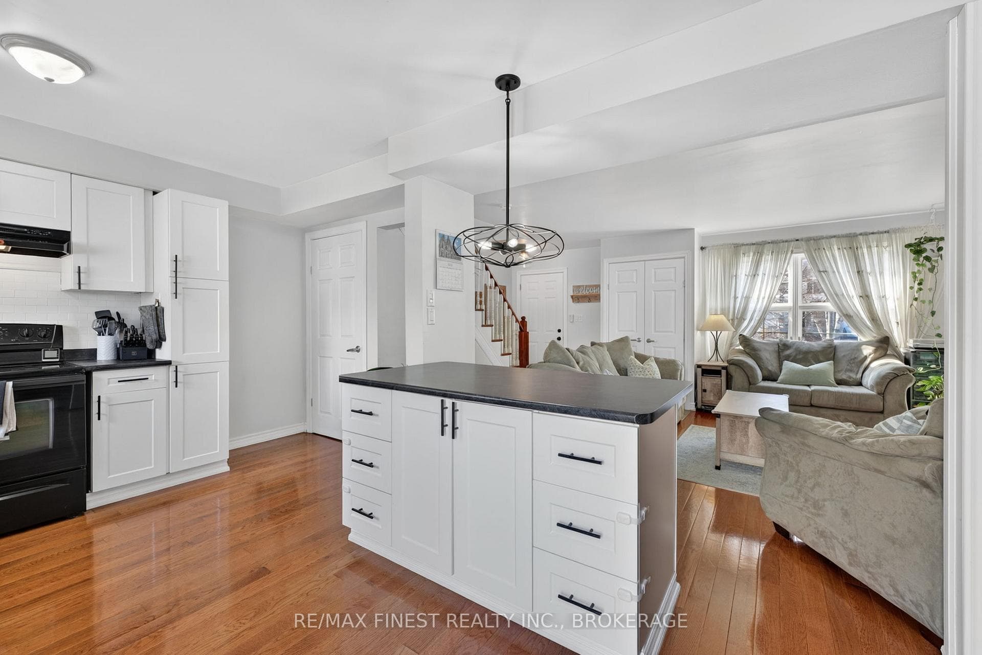 907 Warburton Crescent photo 9