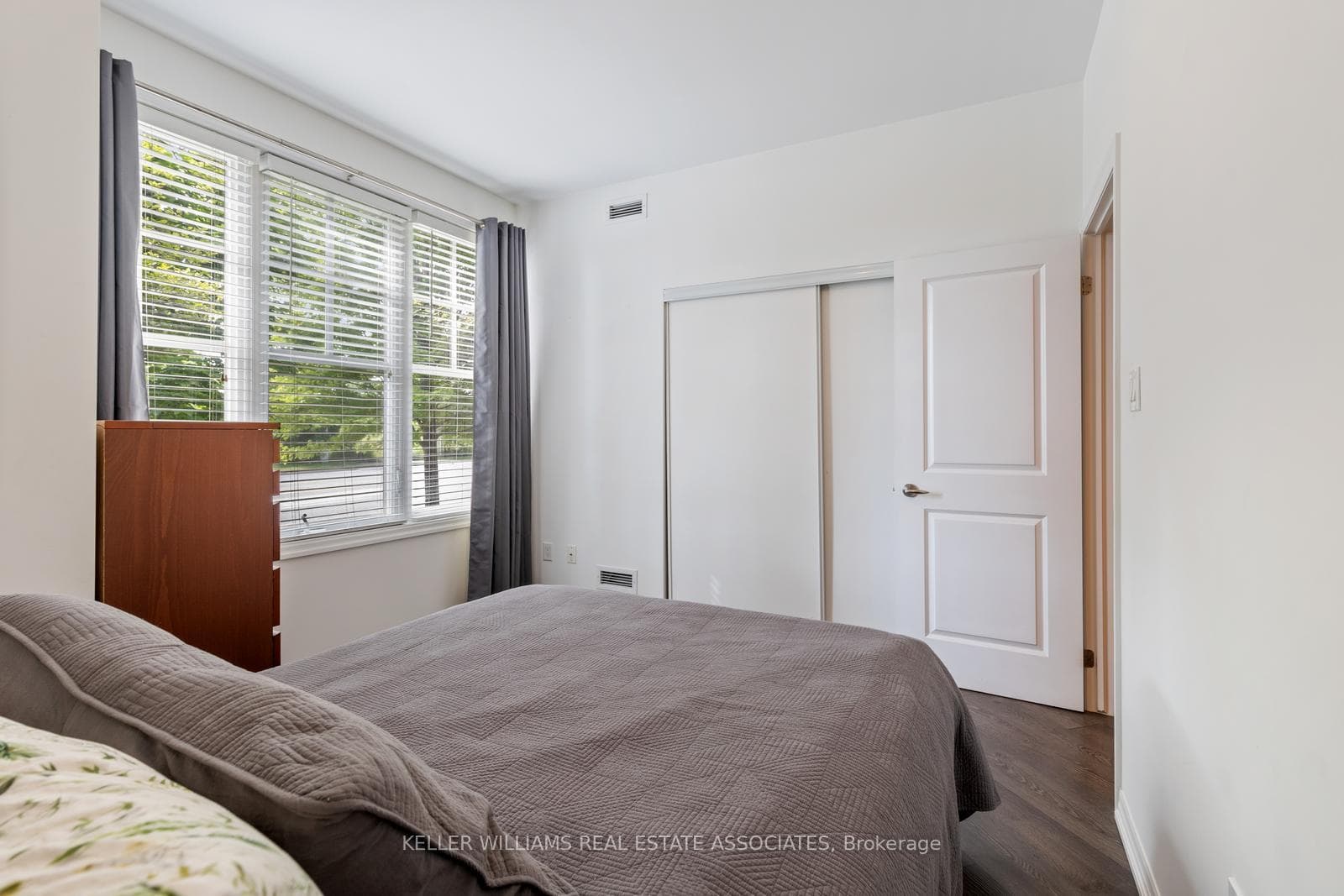 1437 Lakeshore Road Unit 300 photo 14