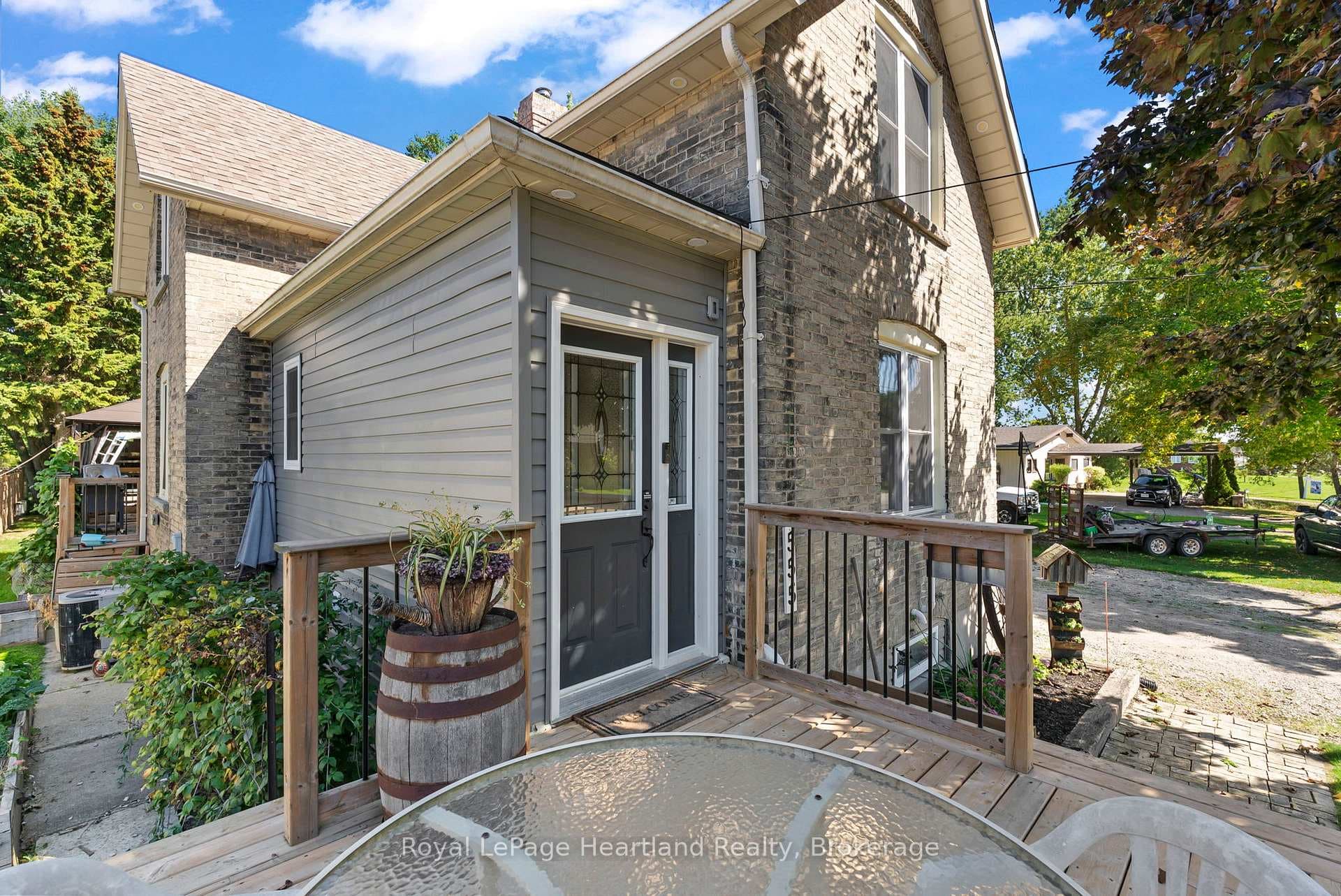 555 RAGLAN Street photo 5