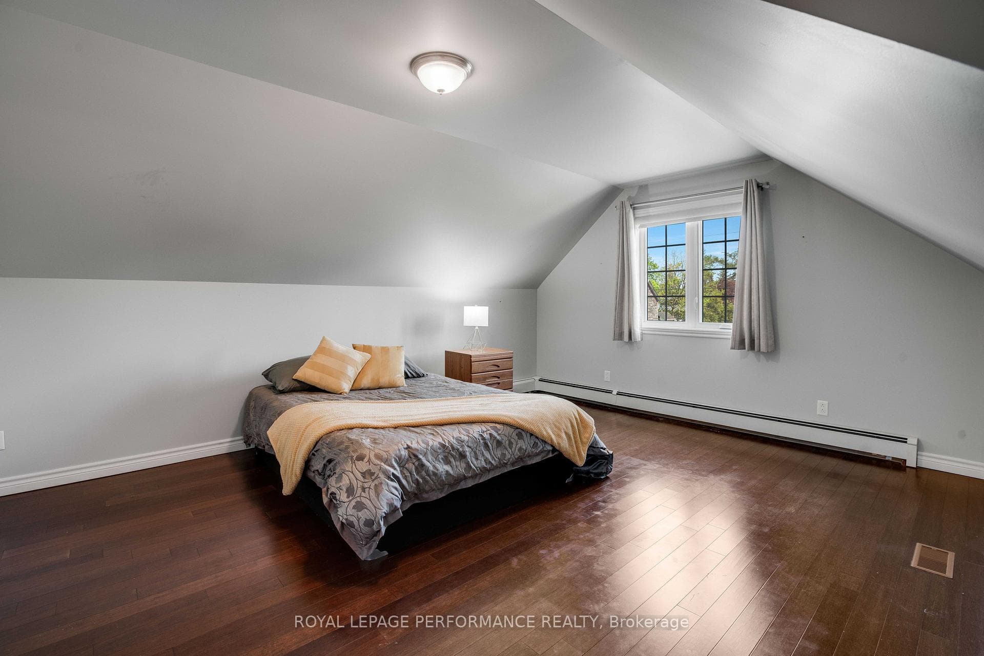 Family Room / 4th bedroom, your choice!