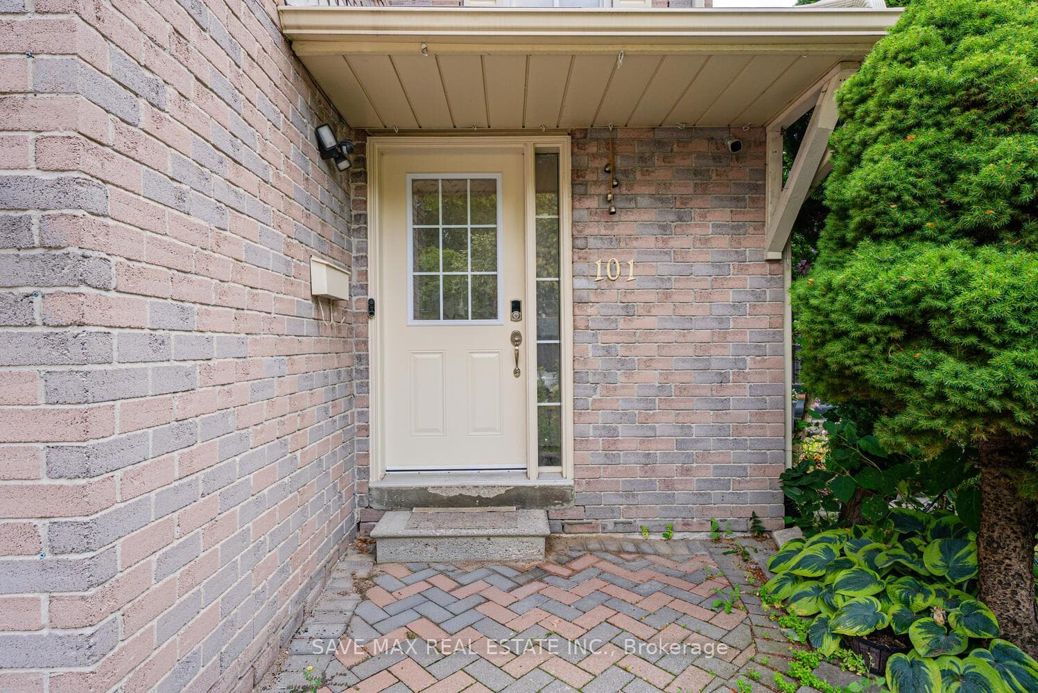 101 Alford Crescent photo 2