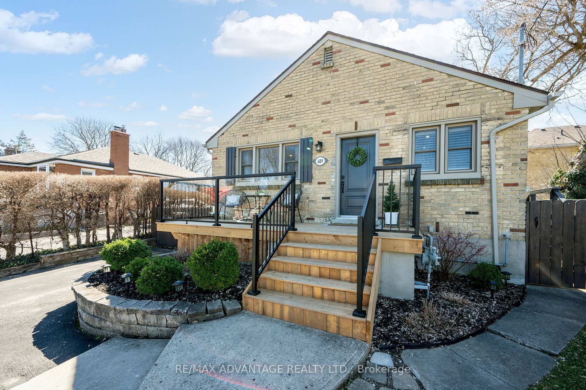 689 Ecclestone Street photo 4