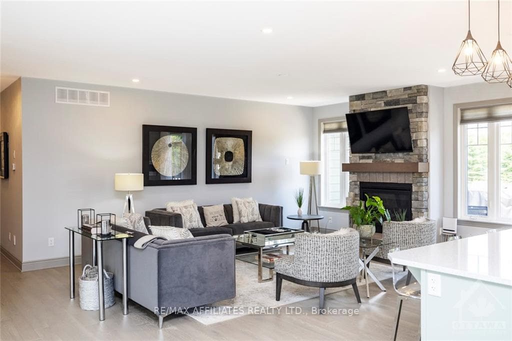 154 MAGGIES Crescent photo 8