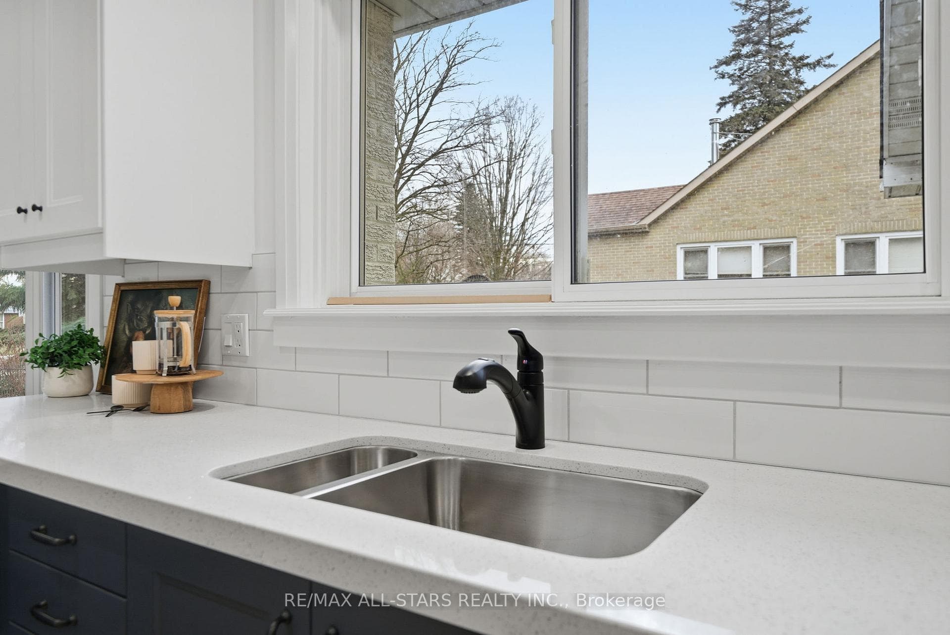1675 Scugog Street photo 11