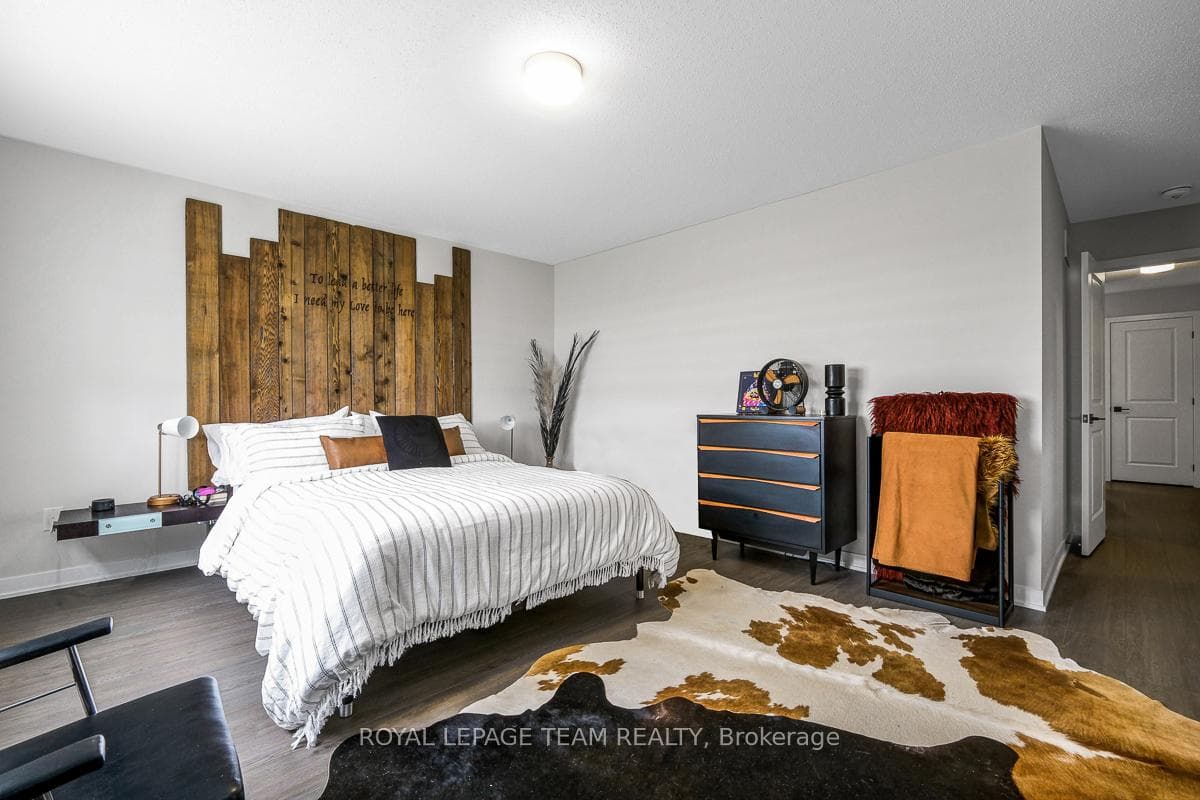 Primary - With walk-in closet and ensuite