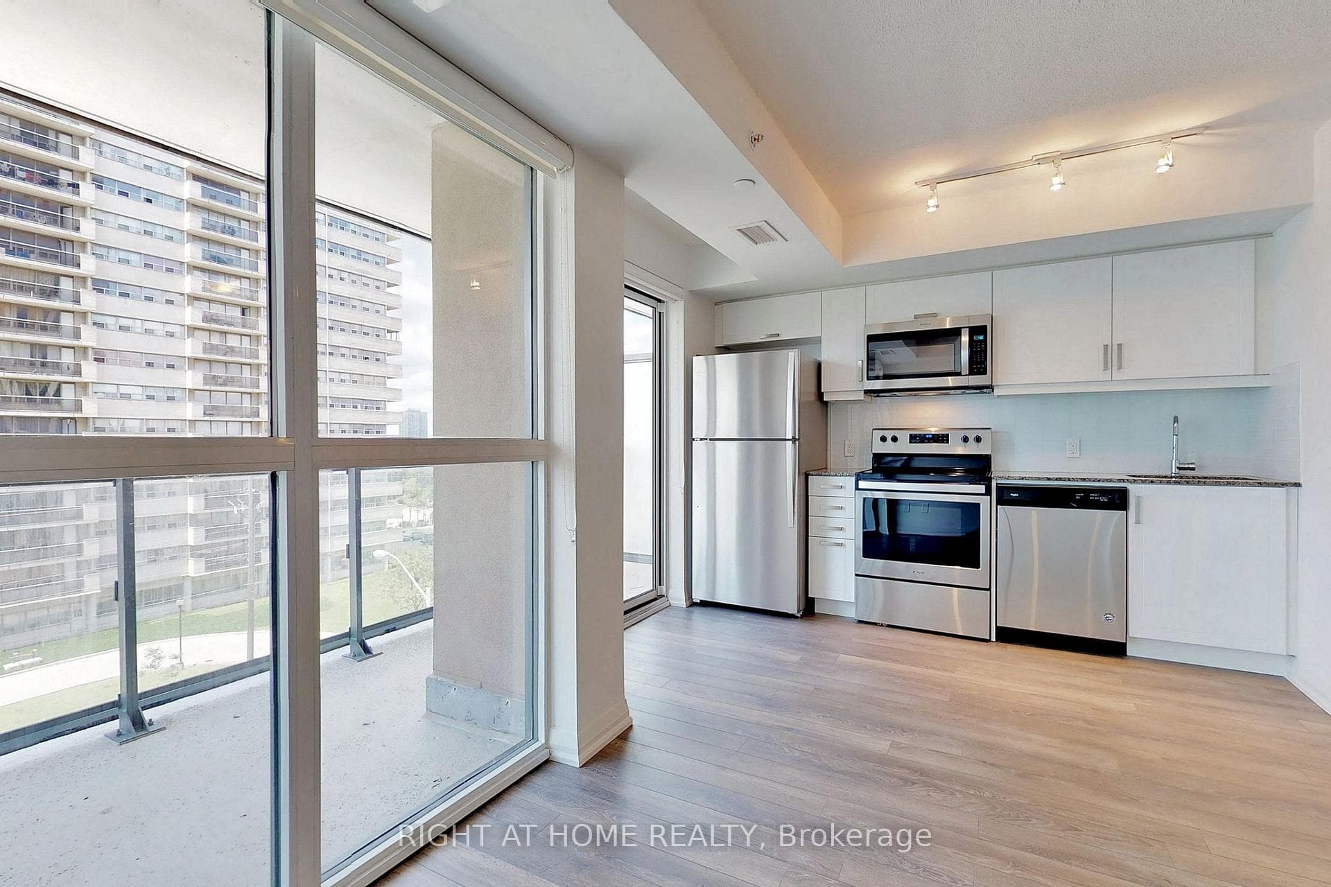 30 Meadowglen Place Unit 802 photo 9