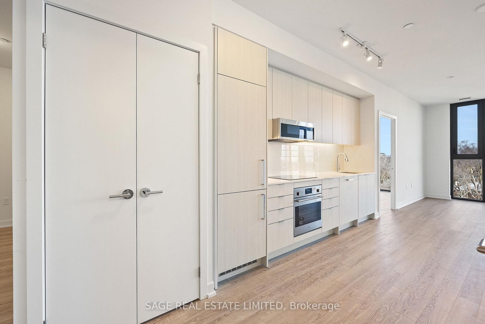 250 Lawrence Avenue Unit 704 photo 10