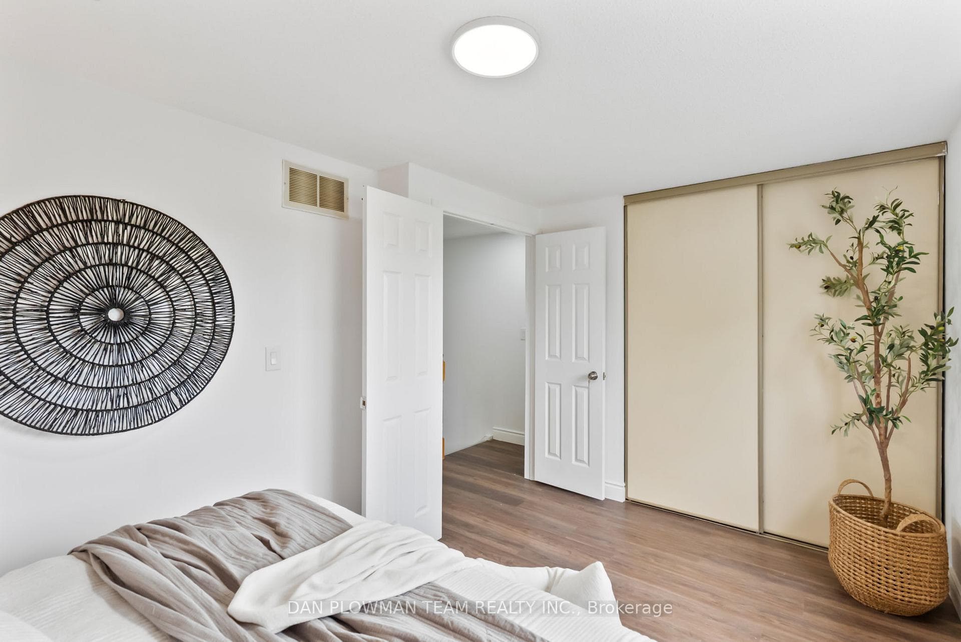 1411 Beaverbrook Court photo 21