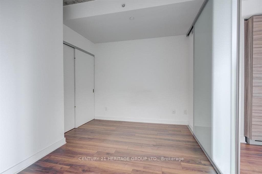 210 Simcoe Street Unit 1912 photo 4