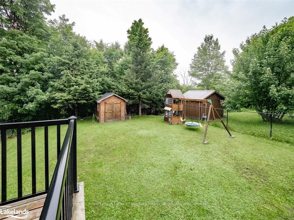 20 COATES Avenue photo 37
