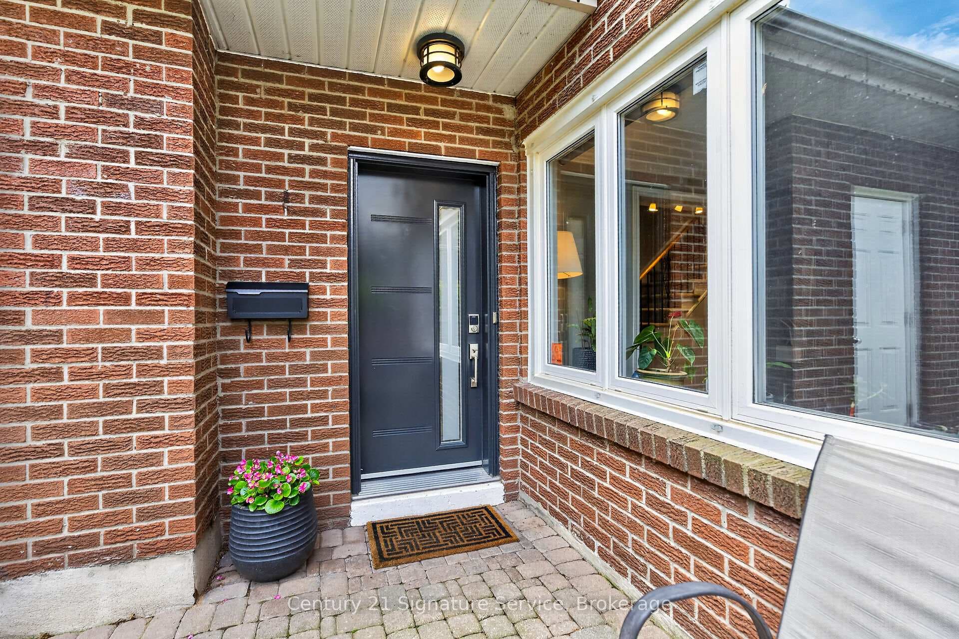 5183 Banting Court photo 6
