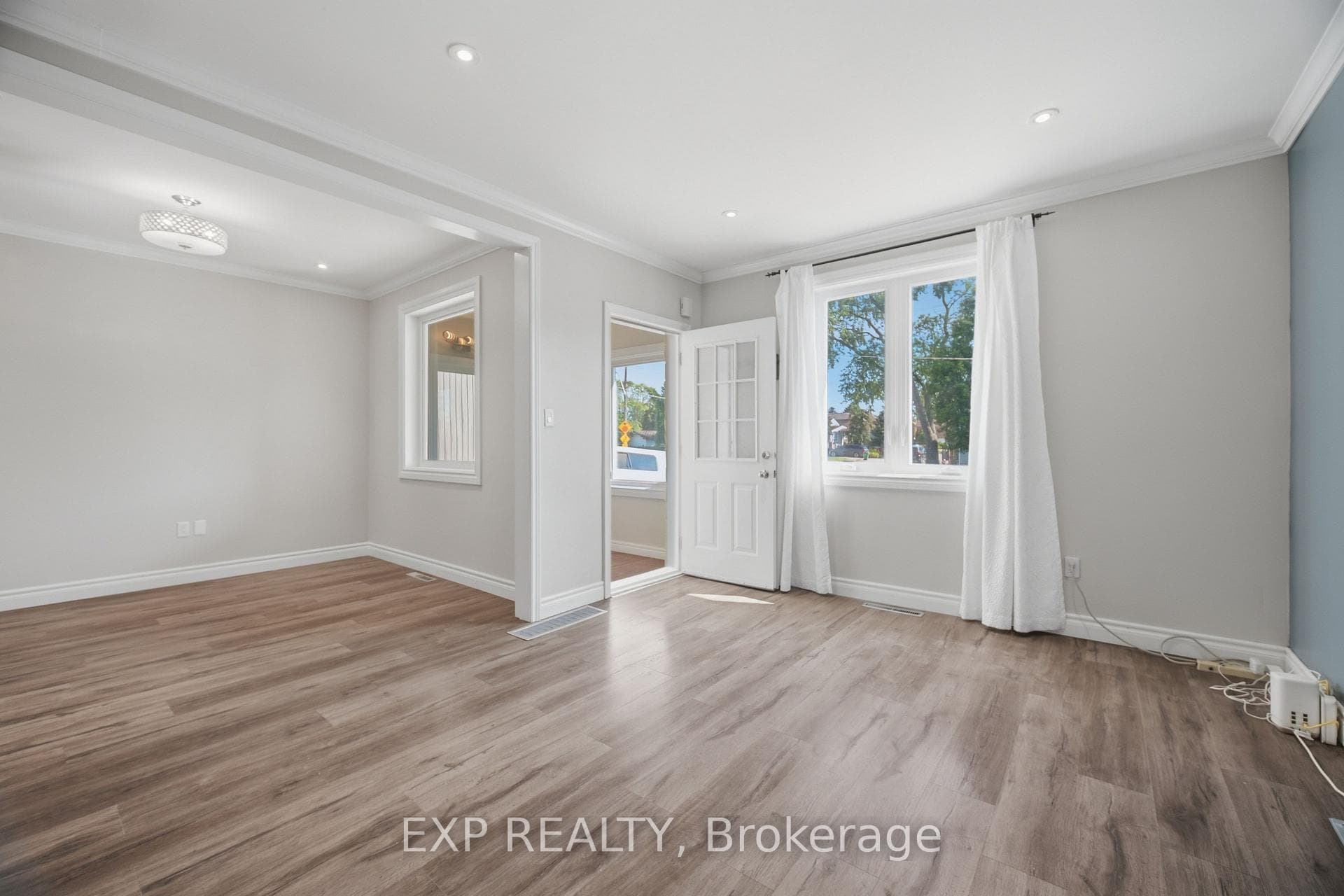 1052 Alexandra Avenue photo 4