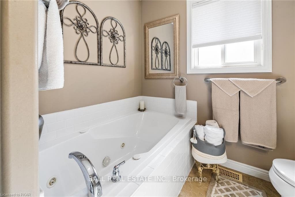 236 Lorne Court photo 20