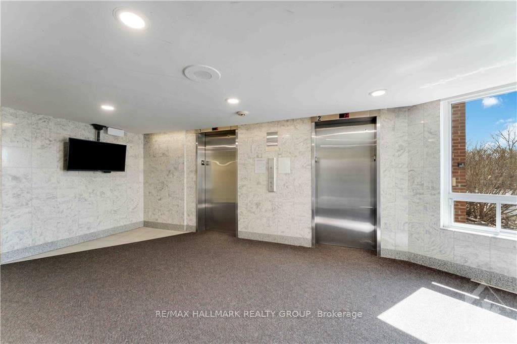 915 ELMSMERE Road Unit 805 photo 4