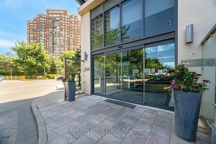 330 Burnhamthorpe Road Unit 204 photo 3