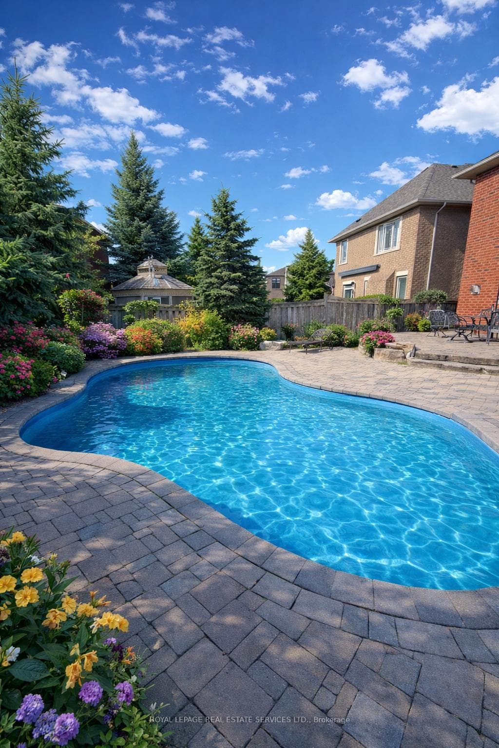 Private Backyard Ideal for Relaxing & Entertaining
