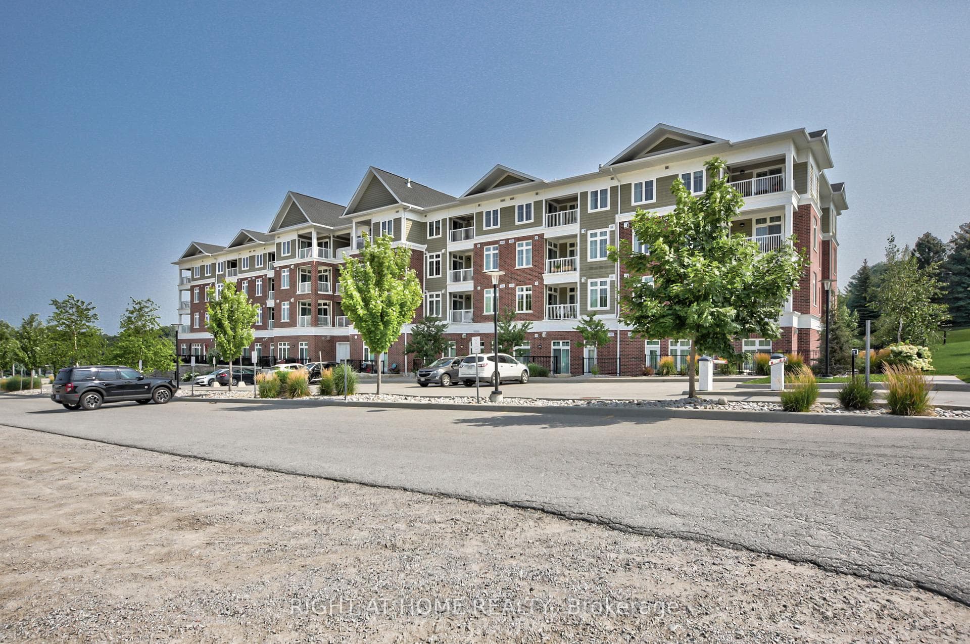 40 HORSESHOE Boulevard Unit 113 photo 3