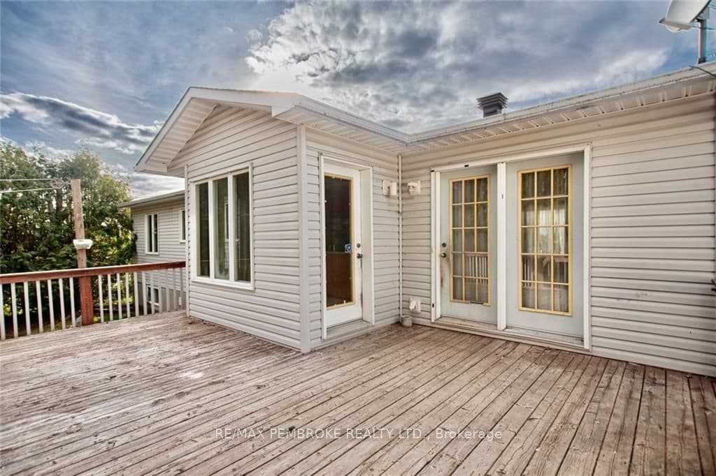 132 SPRINGFIELD Crescent photo 26