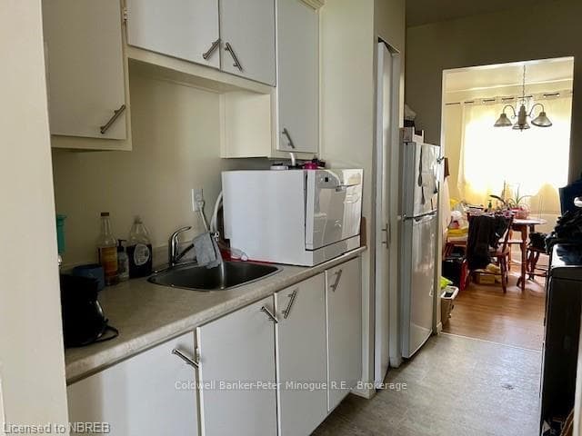 300 GLEN ROUGE Drive photo 4