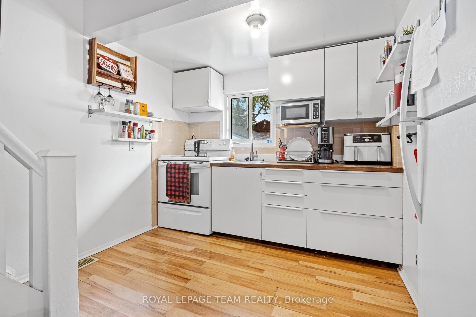 53-1/2 Champagne Avenue Unit B photo 8