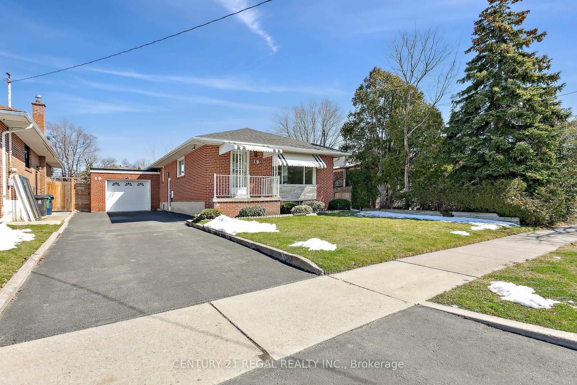 Front Driveway & Access to Garage